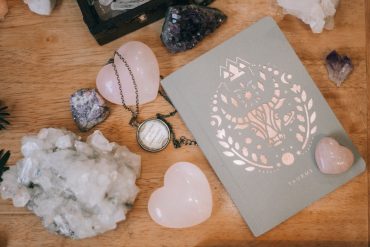 Astrologie et plaisir : découvre ton sextoy préféré selon ton signe