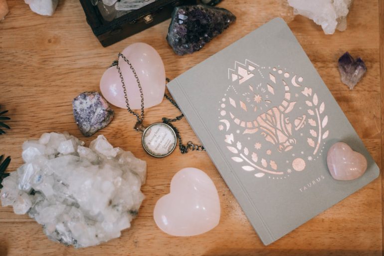 Astrologie et plaisir : découvre ton sextoy préféré selon ton signe