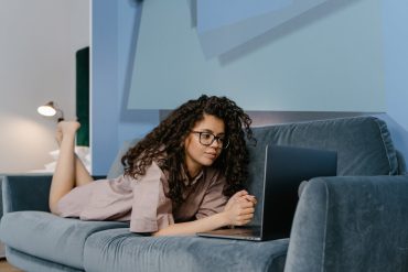 Couple à distance : comment entretenir la flamme et le désir ?