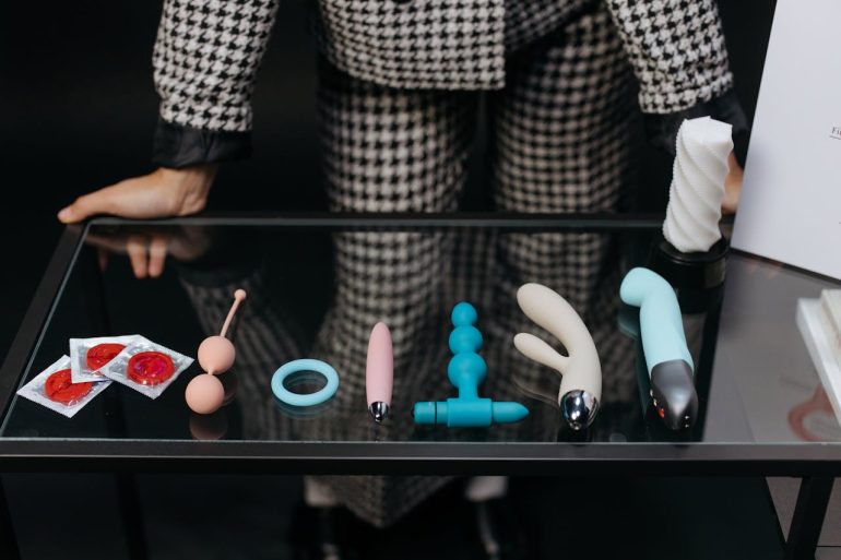 Doit-on dire sextoys ou accessoires de plaisir ? Le grand débat