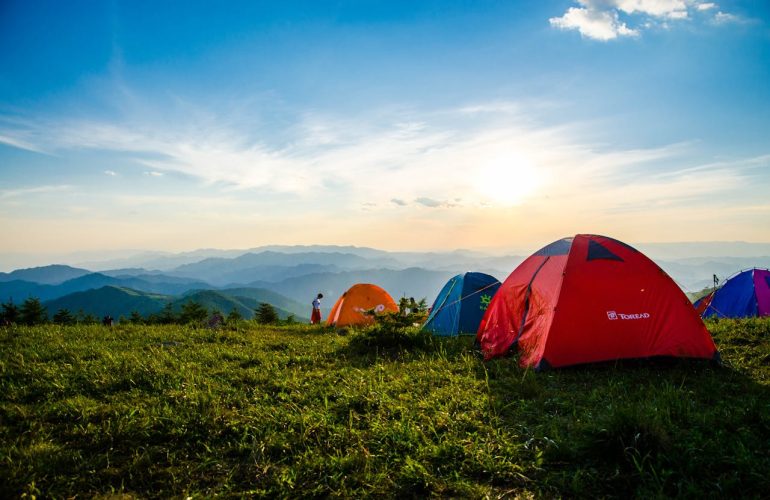 Le sexe en camping : kit de survie pour les aventuriers du plaisir